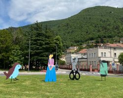 ŠIVILJA IN ŠKARJICE NA KROŽIŠČU